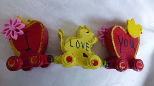 HANDMADE HAND PAINTED WOOD MAGNET HEART TRAIN WITH LOVE PHRAZES RED AND YELLOW - Picture 11 of 12