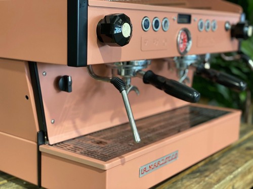 LA MARZOCCO LINEA PB 2 GRUPOS CAFETERA ESPRESSO ROSA POLVO CUSTOM COMMERCIA - Imagen 2 de 12