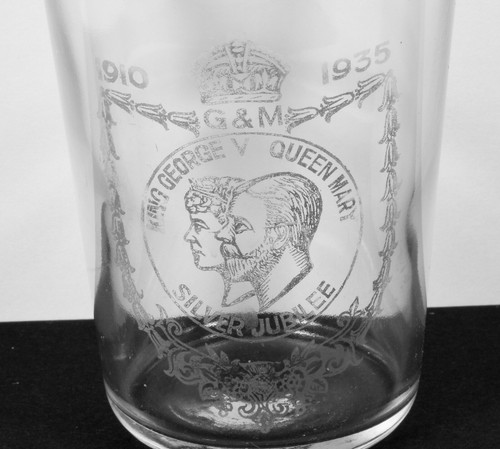 Lovely 1935 Etched Glass Beaker George V & Mary Silver Jubilee 1910-1935 - Picture 3 of 4