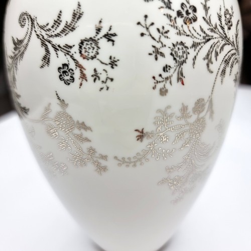 Vera Wang Wedgwood Vera Lace Fine Bone China Vase Excellent Condition - Picture 4 of 13