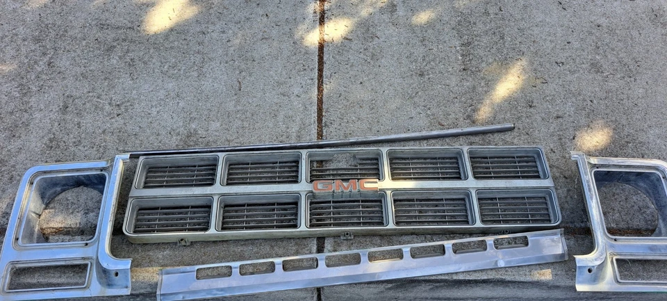 1977 78 79 80 GMC TRUCK JIMMY SUBURBAN GRILLE Nice  Original OEM  - Image 4 of 4