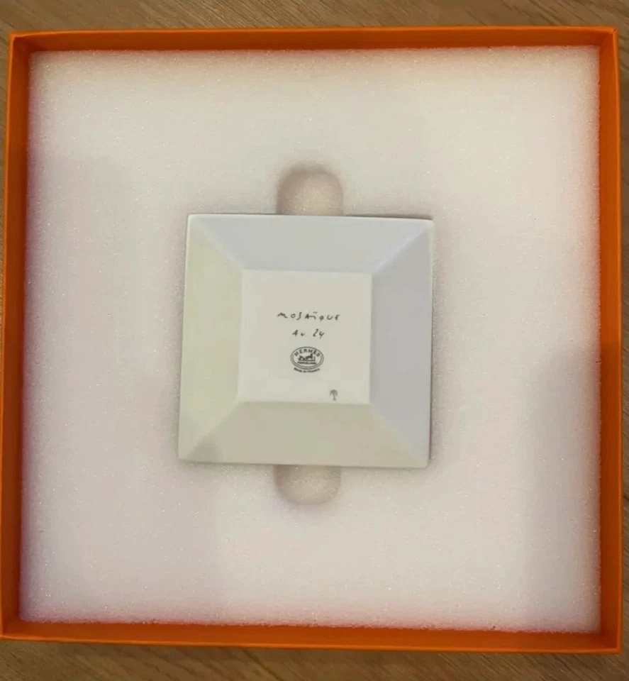 HERMES Mosaico Oro 24 Van Quatre Plato Cuadrado 7cm Porcelana con Caja 7cm x 7cm Foto 3 de 3