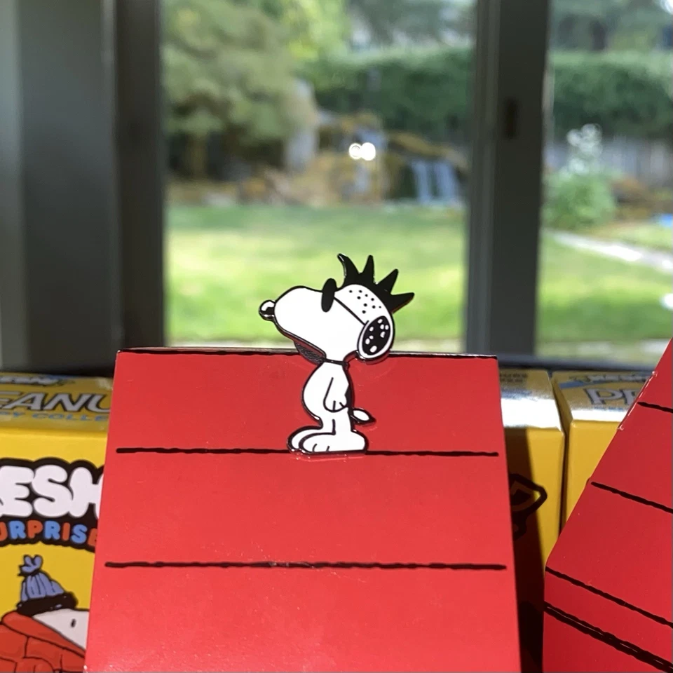 Paquete de regalo Snoopy - Lote de figuras, alfileres y cajas ciegas Foto 3 de 4