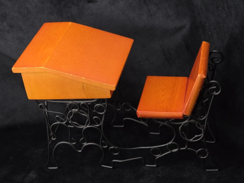 Lote de 2 escritorios escolares en miniatura vintage - muebles de muñeca de arte popular de madera y metal Foto 3 de 4