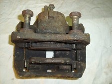 Nissan Primera P12 Bremssattel vorn rechts Bremse Bremsanker Belag Halter 2596/1