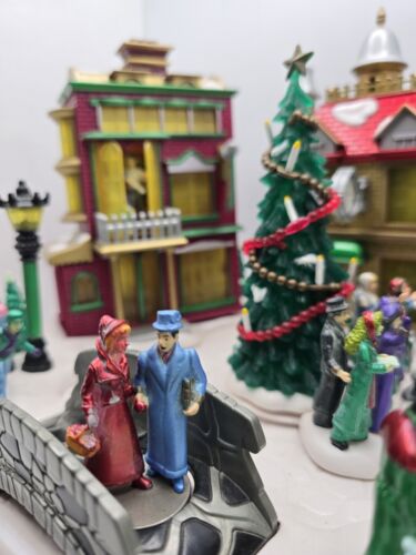 Villaggio di Natale Musicale "A Caroling We Go" 8 Canzoni Natalizie - Foto 8 di 24