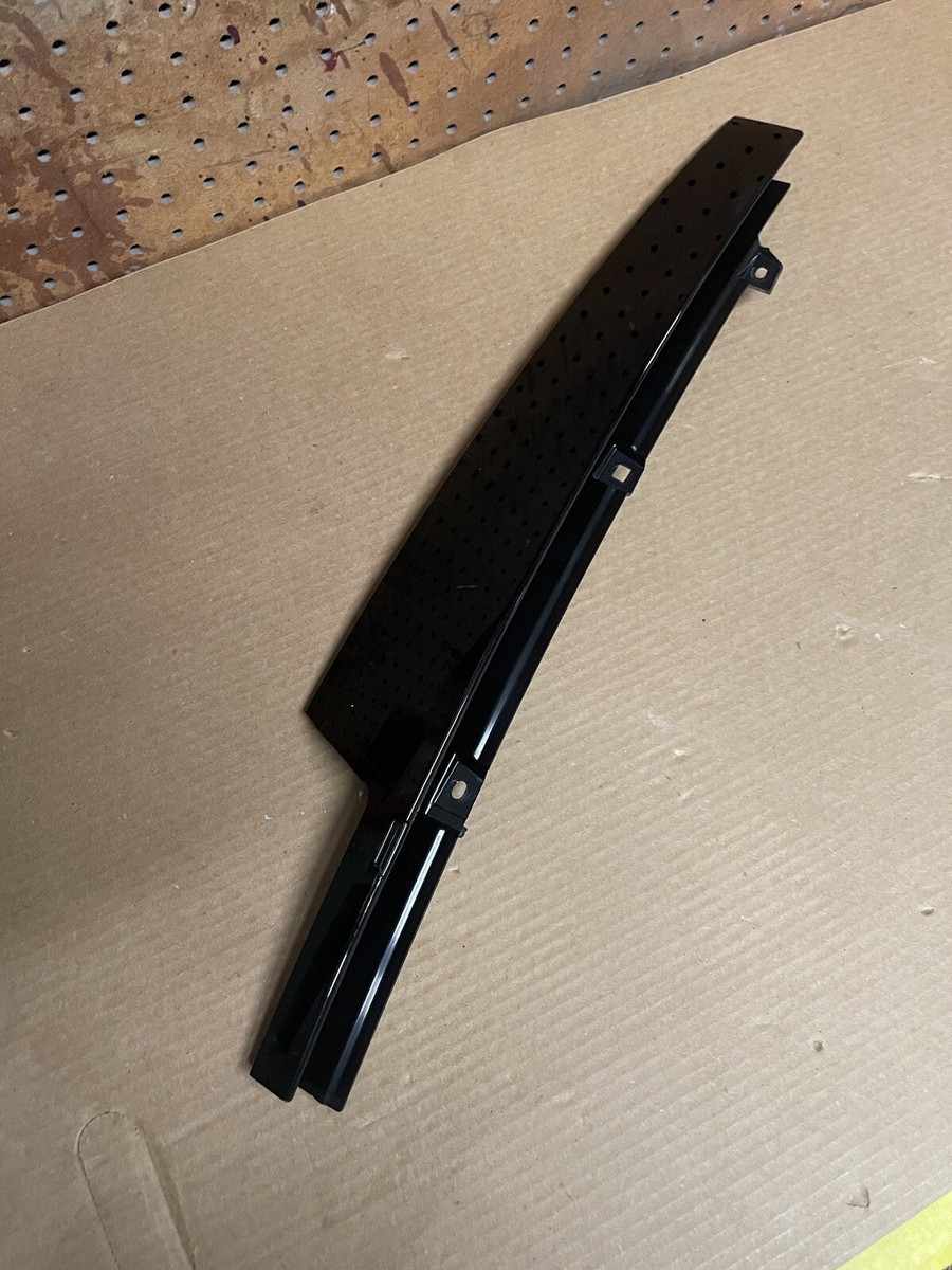 VOLVO XC60 MK2 Front Right Door Window Vertical Trim Panel