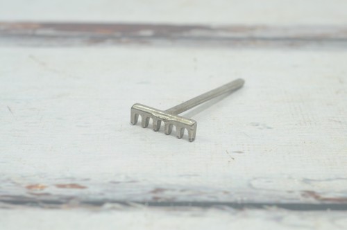 Rastrillo de herramientas de jardín tamaño casa de muñecas pequeña vintage mantenimiento de plantas interiores - Imagen 1 de 7