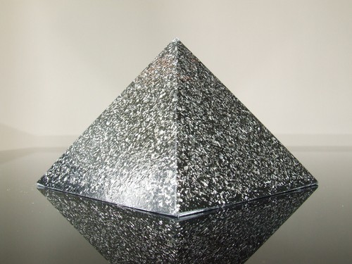 Pietra Preziosa Capricorno Pietra Nascita Zodiaco Orgone Piramide Nera Ossidiana Granato - Foto 3 di 4