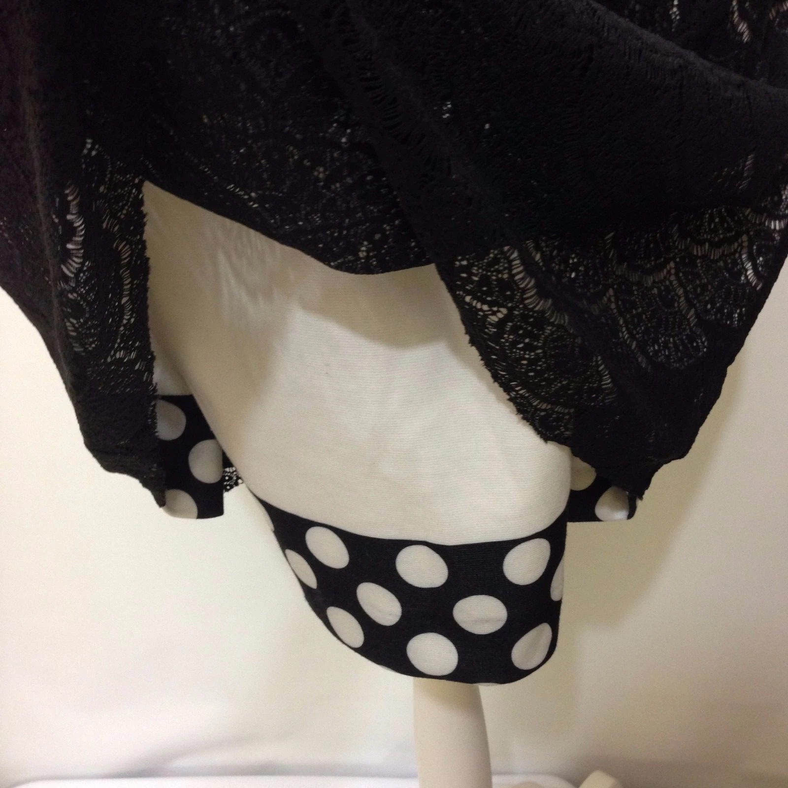 VETEMENTS Abito Maison Jules donna S nero pizzo sovrapposizione cappuccio manica orlo a pois strega