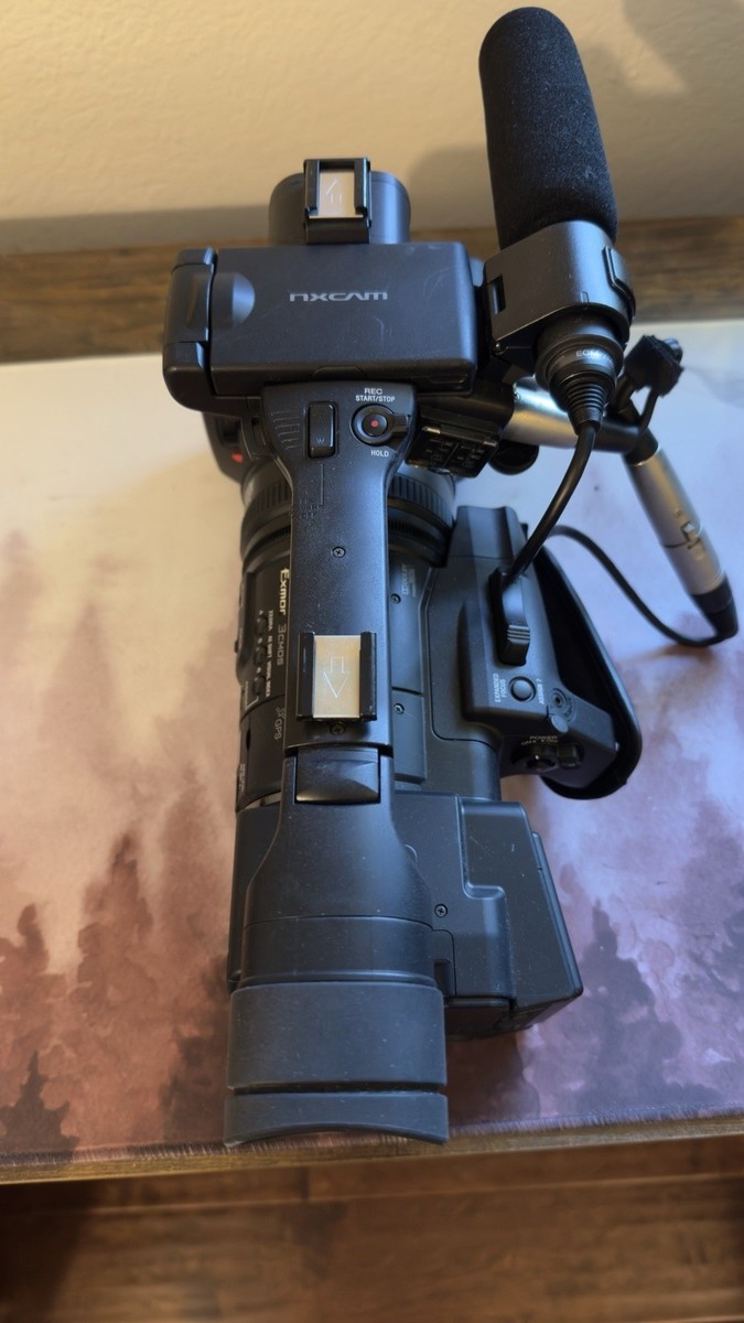 SONY NXCAM 　HXR-NX3 Preview: Sony HXR-NX5U 1/3