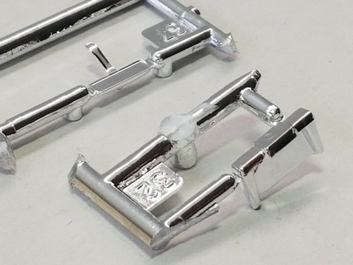 56 Chevy Del Ray TISSUE DISPENSER & MIRROR from Revell 1:25 Model Kit 1956 - Picture 3 of 9