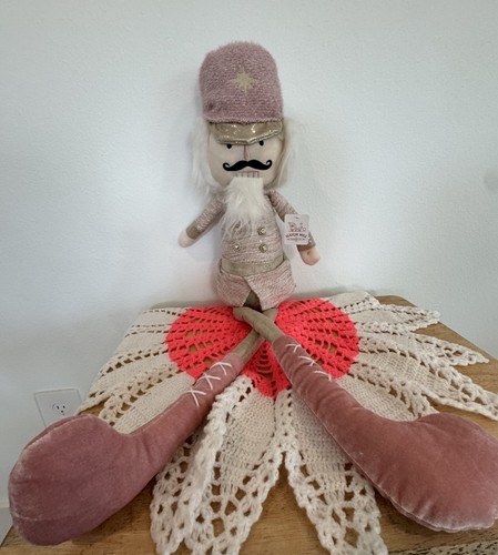 Nussknacker Plüsch 29 Zoll Regal/Couch Sitter, rosa Weihnachtsdeko Kissen, Zuckerpflaume - Bild 1 von 6