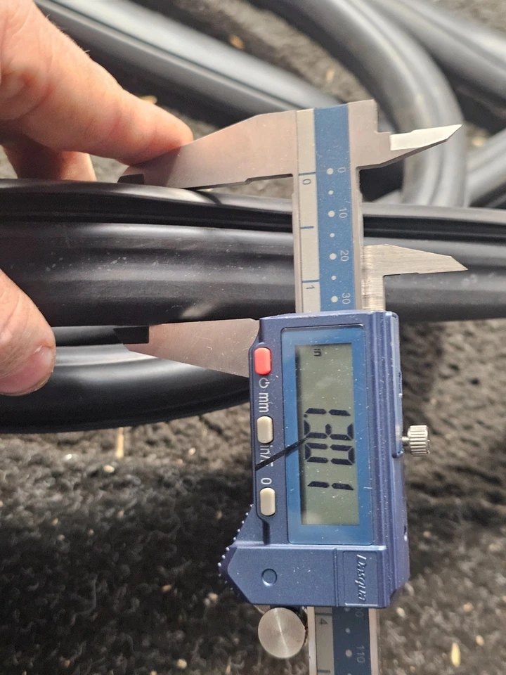 Windshield Weatherstrip Without Trim Groove Chevrolet C10 1967-1972 WSWS26 - Image 4 of 4