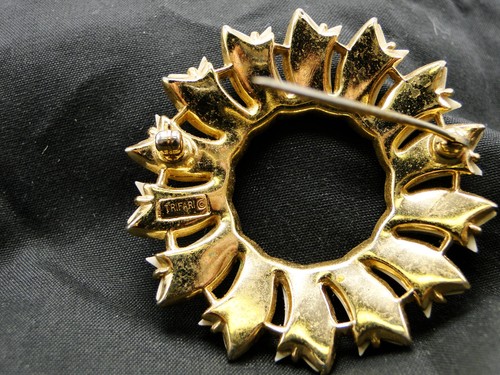 Vintage Trifari Gold Tone & Off White Pin Crown Mark Costume Jewelry - Picture 5 of 5
