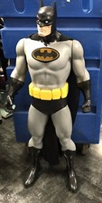 DC Big-Figs Colossal 48" negro/gris Batman Jakks Pacific con señal de murciélago 4 pies