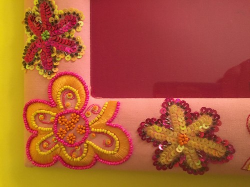 FASHION Picture Frame w/FLOWERS of sequins, bead, embroidery 9.5x7 inch MINT - Picture 10 of 12