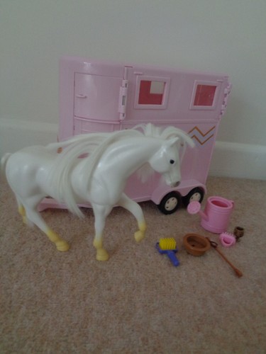Lori Puppe Pferdebox weißes Pferd ca. 6,75 cm groß und Zubehör - Bild 16 von 16