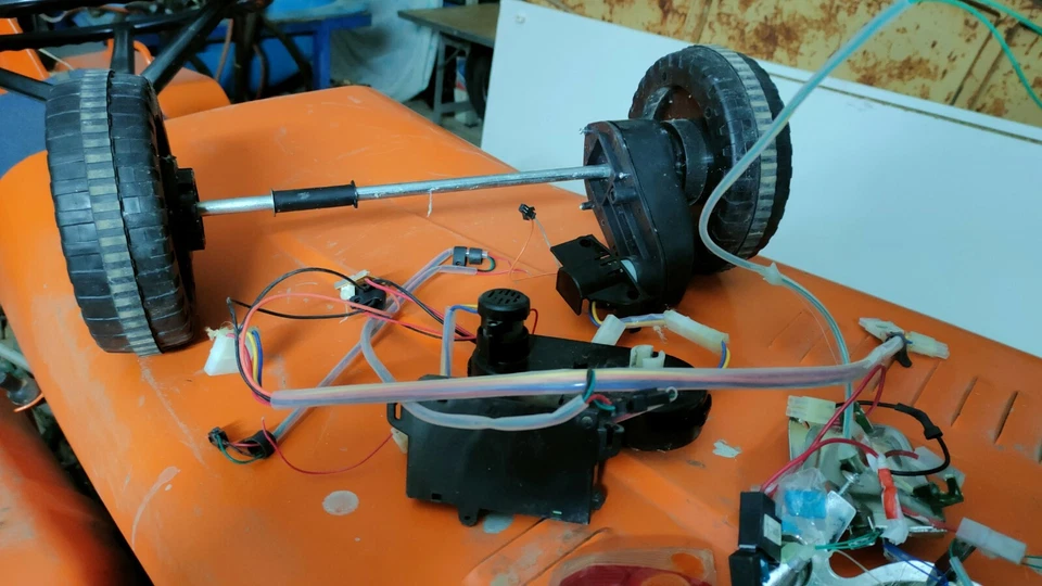 RICAMBI MACCHINA BATTERIA RICARICABILI RADIOCOMANDO solo quello in foto - Immagine 2 di 4