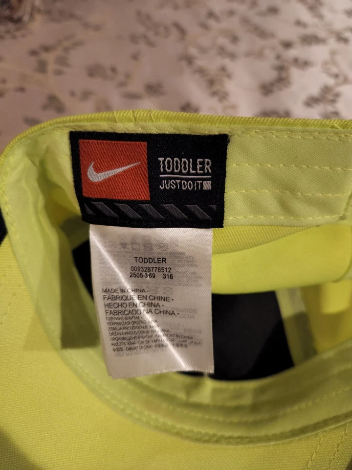 Adorable sombrero de golf Just Do It verde neón Nike para niños/niños pequeños Foto 4 de 4