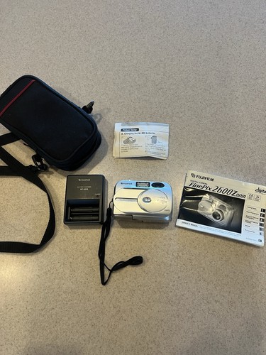 Fujifilm FinePix 2600 Zoom 3x Optical Zoom Portable Compact Digital Camera Works - Picture 1 of 8
