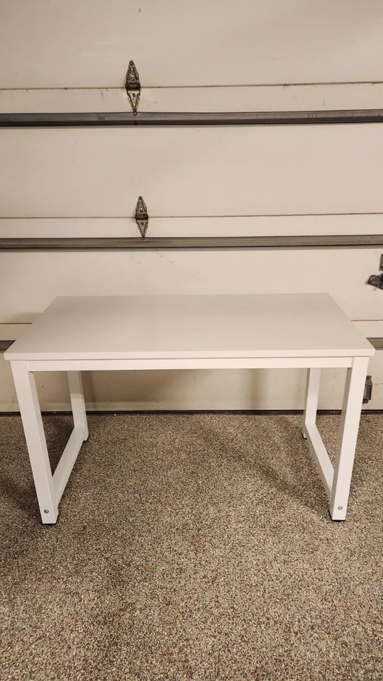 Escritorio blanco 4 pies X 2 pies, 2,5 pies de alto Foto 2 de 2
