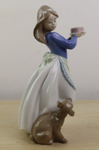 Nao Lladro 1045 Puppy's Birthday - Girl with Birthday Cake & Dog Near Mint - Picture 5 of 8