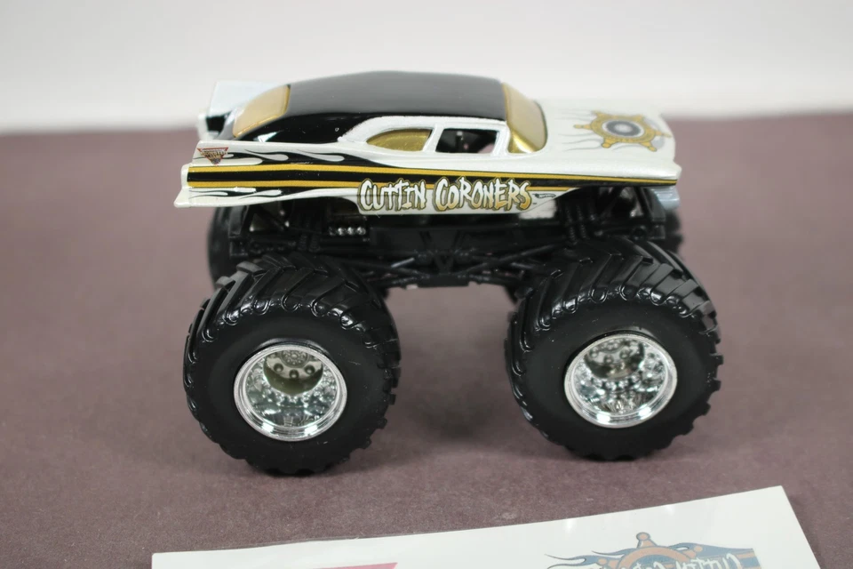 Hot Wheels Monster Jam 1:64 Monster Truck Cuttin Coroners & Tattoo Set LQQK Foto 4 de 4