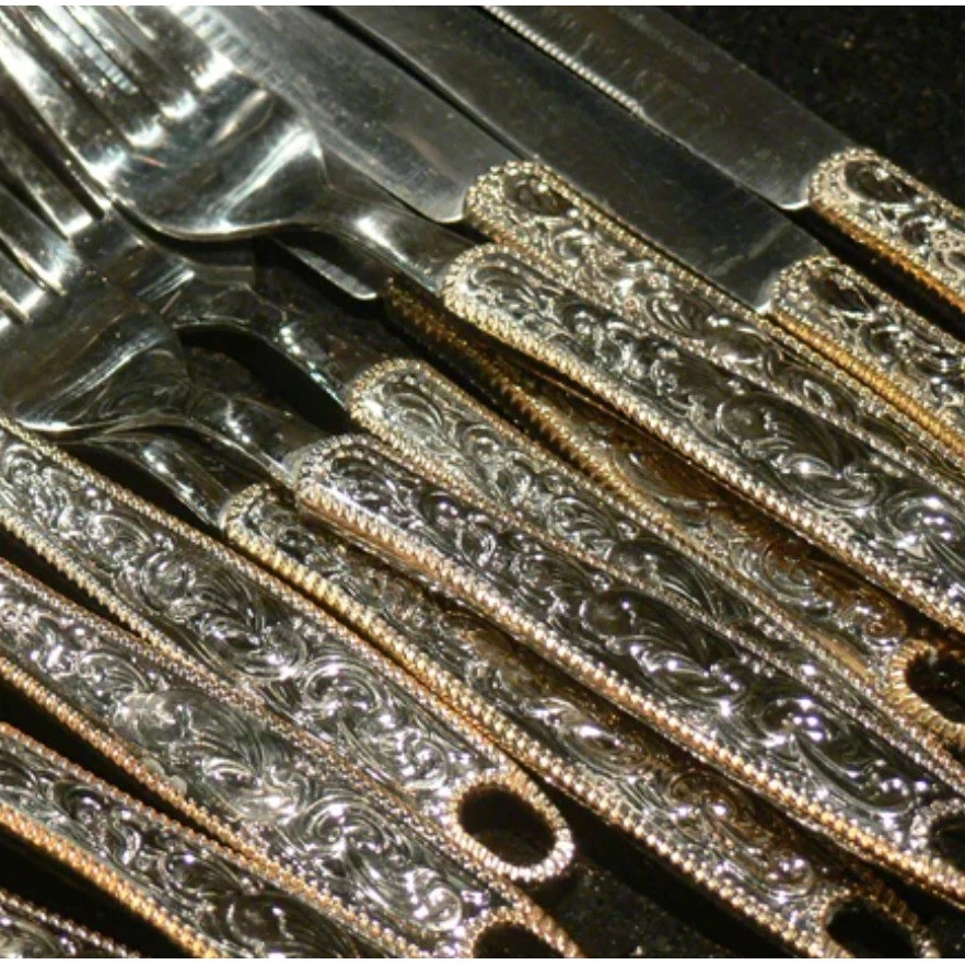 Juego de cena de cubiertos de acero inoxidable con hebilla Western (juego de 12 piezas) de Cowboy Living Foto 3 de 4