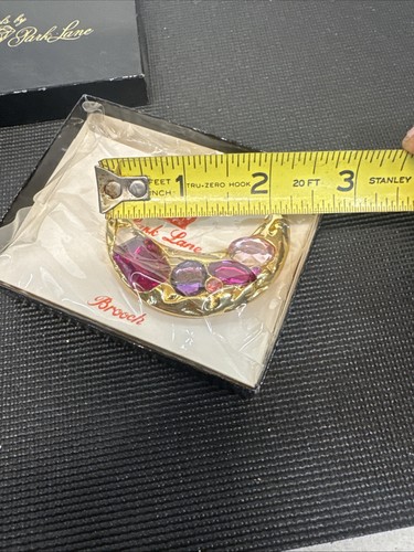 Broche Jw1 PARK LANE Gemas Rosa Luna Media Luna Tono Dorado B16 - Imagen 6 de 7