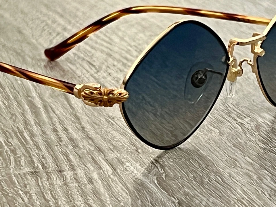 Auténticas gafas de sol ovaladas cromadas corazones diamantes para perros - raras y lujosas Foto 4 de 4