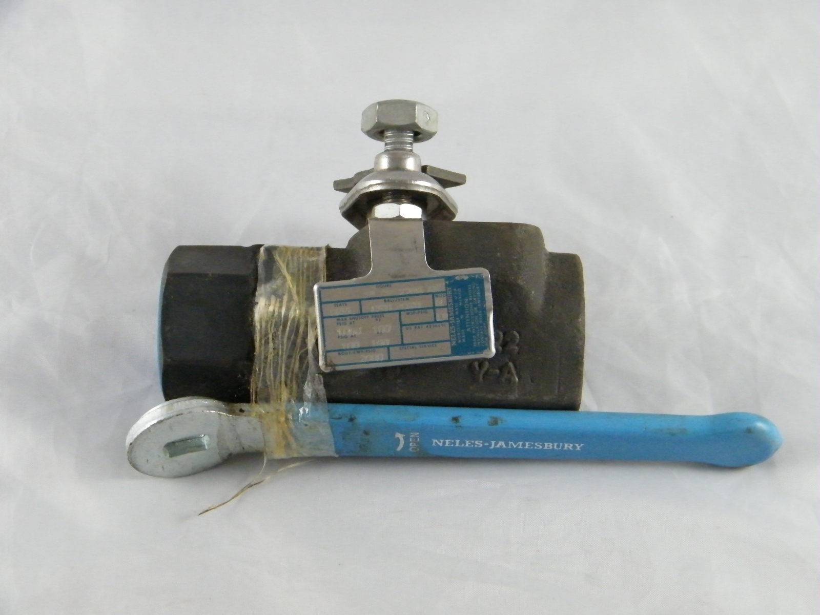 NELES JAMESBURY 1" BALL VALVE AND WRENCH PART NUMBER AZ 2200 GT