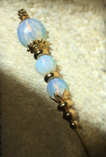 HATPIN WITH 3 GLOWING OPALINE FACETED GLASS - Gold Finish Setting - 8 INCHES - Picture 7 of 11
