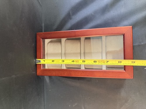 Holzbox mit vier Uhrenhaltern und Glasdeckel für Uhren an abnehmbaren Manschetten - Bild 9 von 11