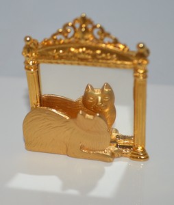 JJ-Cat-Feline-in-the-Mirror-Gold-Tone-Metal-Brooch-Pin-Lapel-Scarf-Pin