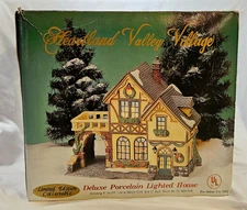 Heartland Valley Village Deluxe Porcelain Lighted House Perfect in Box