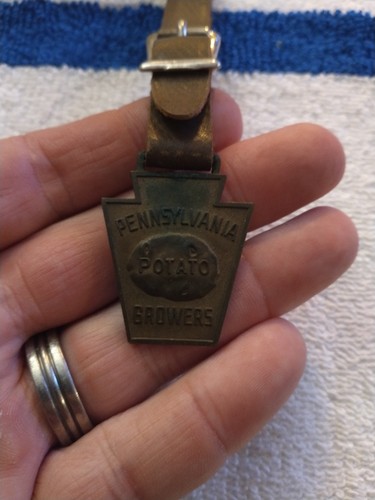 Vintage. UHRENANHÄNGER VON PENNSYLVANIA KARTOFFELBAUERN CLEVELAND TRAKTOR Lederarmband - Bild 3 von 6