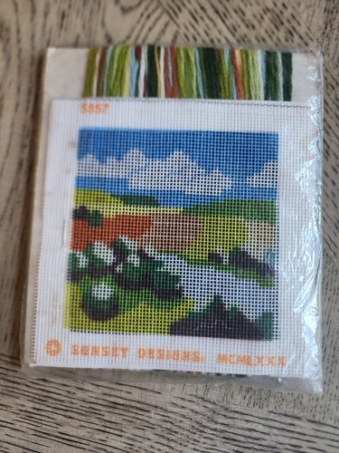 Jiffy Needlepoint Sunset Designs Vintage Farmland #5857 nuovo NOS punto ago - Foto 3 di 3