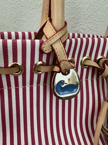 Bolso de Mano Dooney & Bourke Rojo Blanco Rayas Bandolera Correa Casi Como Nuevo Usado en Excelente Condición - Imagen 5 de 16