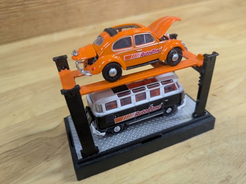 M2 Machines AutoZone-Lift 2 Pack VW Micro Bus & Beetle. Missing top of case - 第 3/3 張圖片
