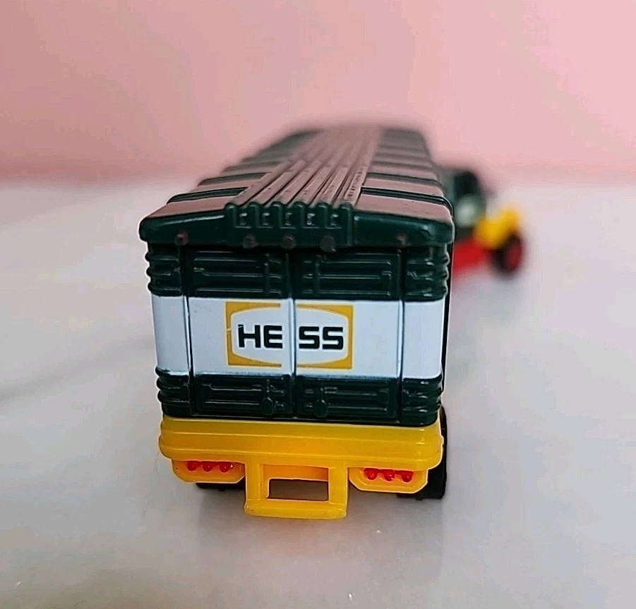 Camión cisterna Hess 2019 miniatura Fuel Oils - verde, amarillo y rojo - ¡Las luces funcionan! Foto 3 de 4