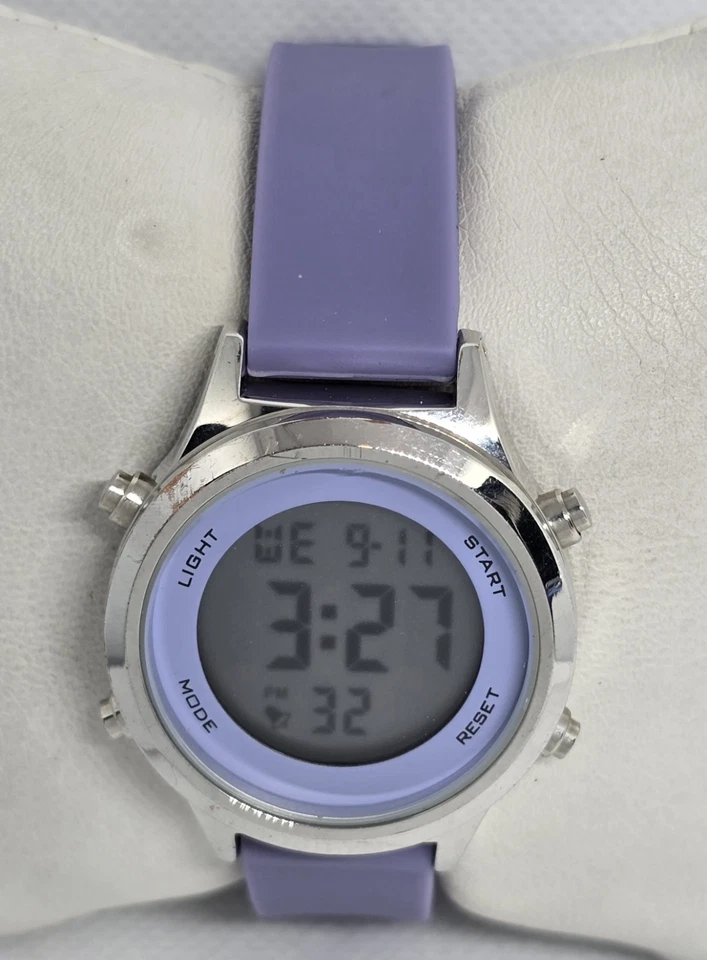 Reloj digital para mujer tono plateado esfera púrpura Indiglo FMDOTT068 correa de silicona 08 Foto 4 de 4