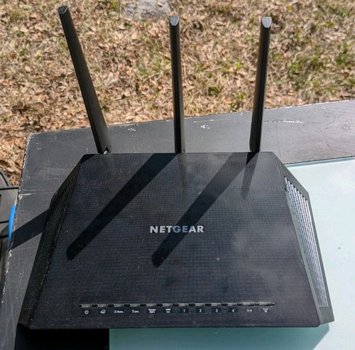 NETGEAR NIGHTHAWK AC1750 SMART WIFI ROUTER R6700v2 - Picture 1 of 3