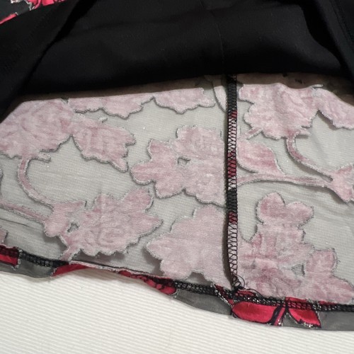 Blusa NY Collection Petite Reshi Roja Floral Brillo Talla PM Mangas Transparentes - Imagen 5 de 14