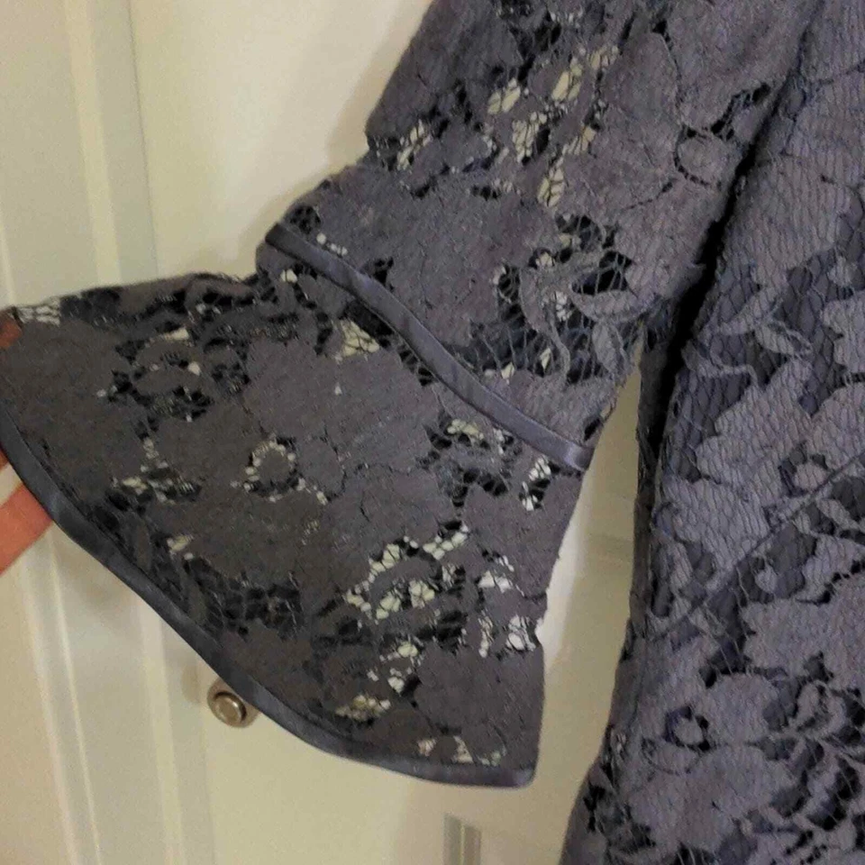 Adrianna Papell 灰色蕾丝喇叭袖及膝连衣裙 — 第 3/4 张图片