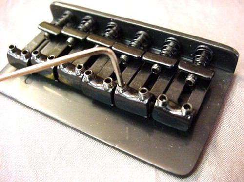 PUENTE DE GUITARRA ELÉCTRICA NEGRO SIMPLE - Hardtail Through - Imagen 3 de 4