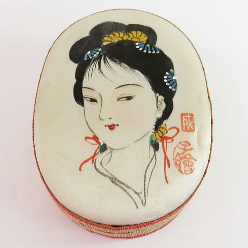 Vintage Silk Asian Woman Oval Trinket Jewellery, Ring Box, Blue Lining - Foto 2 di 5