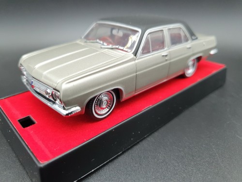 TR32C TRAX Holden 1966 HR Premier Silver Mink / Black 1:43 Scale Diecast Car - Picture 2 of 12