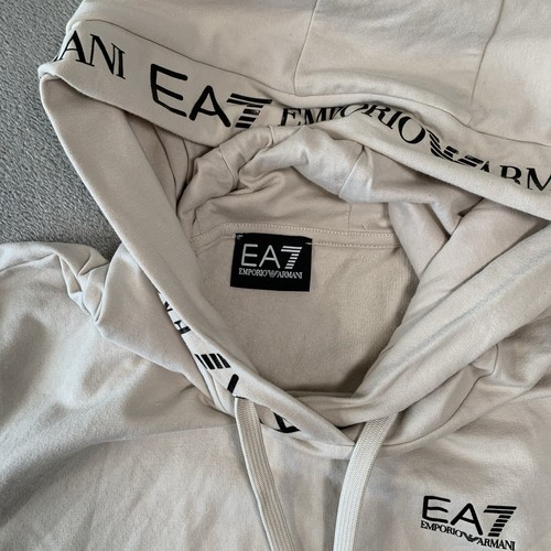 Conjunto de chándal Emporio Armani para hombre beige medio conjunto de 2 piezas con capucha Spellout - Imagen 4 de 19