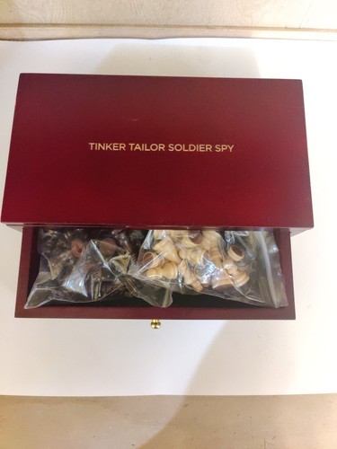 Set scacchi spia Tinker Taylor Soldier in scatola/custodia di legno - Foto 13 di 14